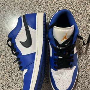 Jordan 1 low hyper royal orange peel